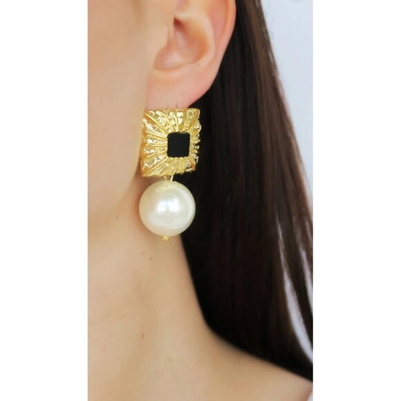 NWT Designer Accessory Concierge Pearl Zoe Earrings - Picture 3 of 3